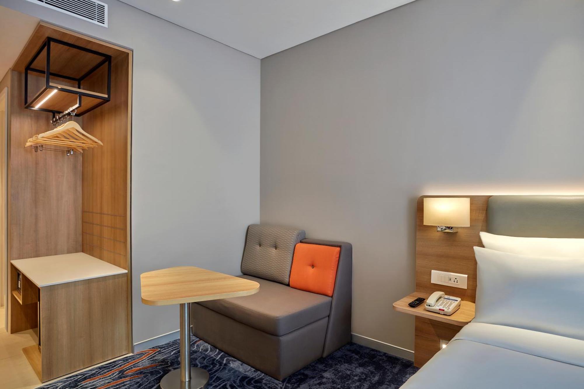 Holiday Inn Express Bengaluru Bommasandra By Ihg Kammasandra Bagian luar foto